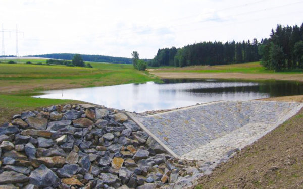Nový rybník v Poděšíně brání bahnité povodni