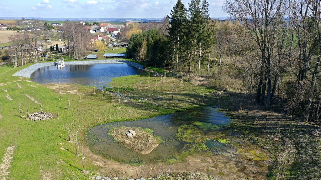 Malá vodní nádrž včetně tůně a mokřadu v k. ú. Slavičky